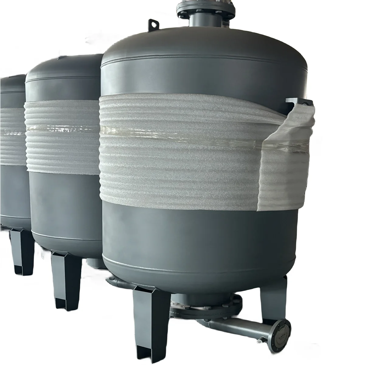 Нажимной бак из углеродистой стали объемом 3000 л. Простая в эксплуатации мембранная система подачи воды. Бак для питьевой воды. Нажимной бак из углеродистой стали объемом 3000 л. Простая в эксплуатации мембранная система подачи воды. Бак для питьевой воды.