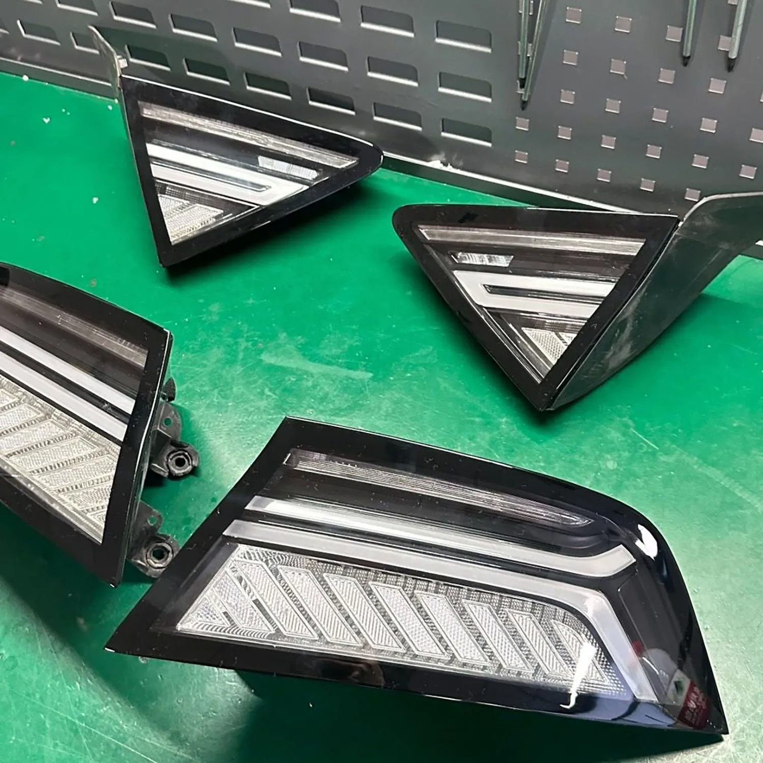 

Черные задние фонари по индивидуальному заказу, подходящие для светодиодных задних фонарей A7, стоп-сигналы, указатели поворота, модифицированные задние фонари серии Venom