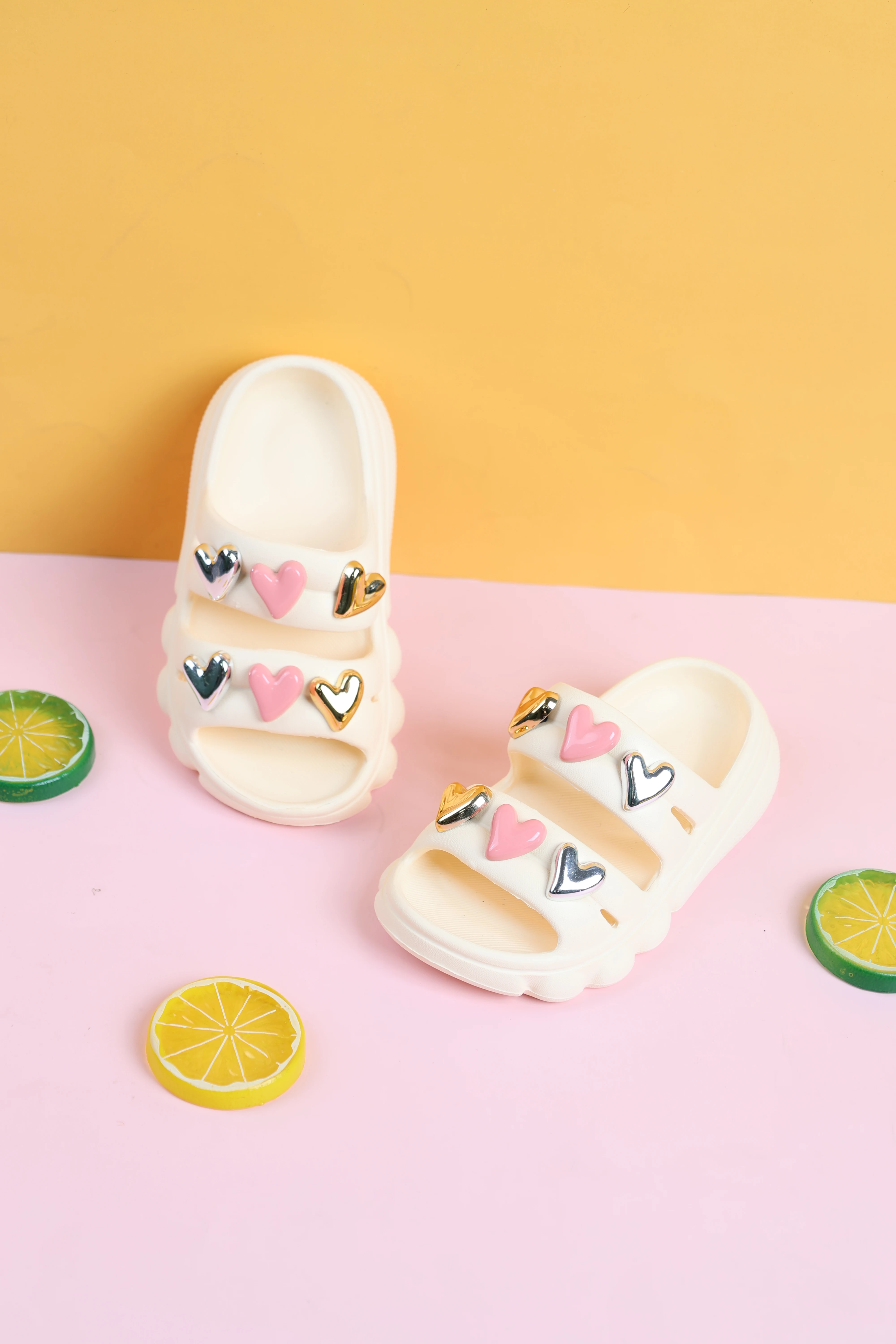 

A Pair of Off-White Cartoon Slippers with Three-Color Hearts for Men and Women, Non-Slip, Comfortable and Wear-Resistant
