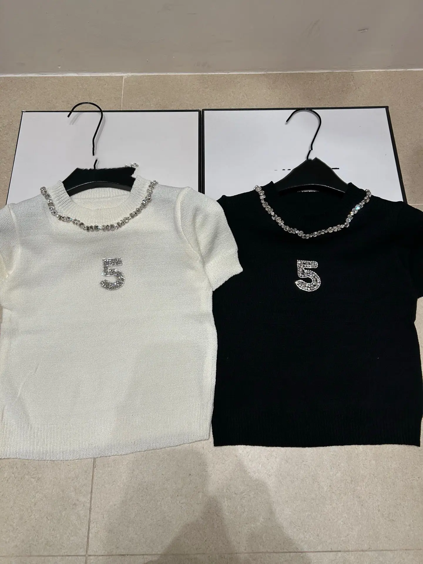 

VIBE Летняя новинка: Женская свободная трикотажная футболка с коротким рукавом, украшенная стразами, элегантный дизайн, дышащая и комфортная