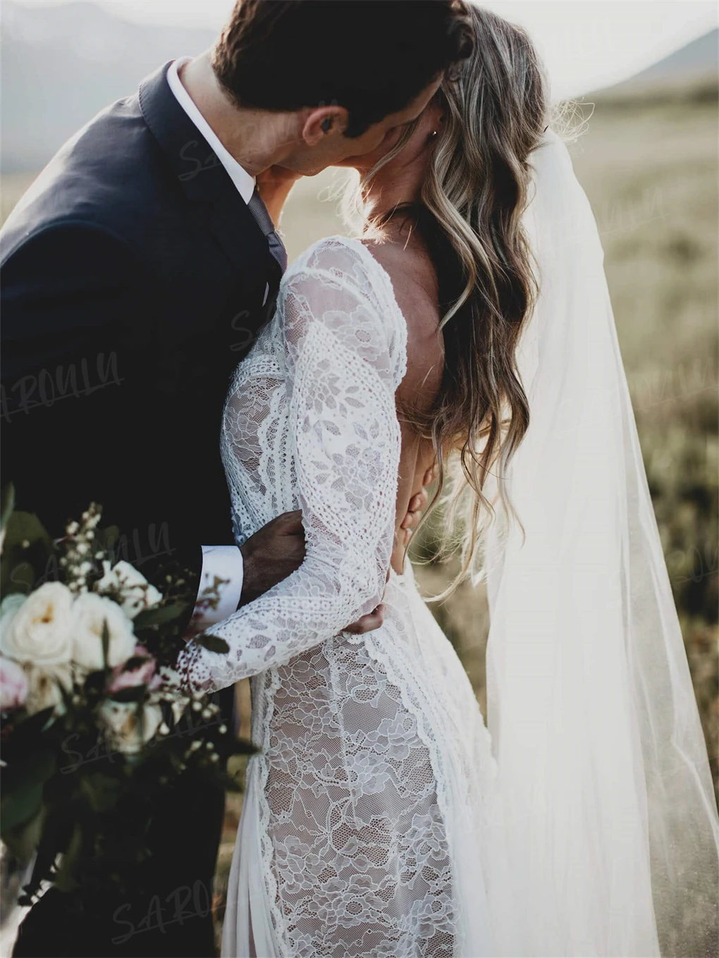 Customized Romantic Boho Long Sleeve Bride Dress Backless Beach Wedding Dress For Women Illusion Scoop Neckline Bridal Gown