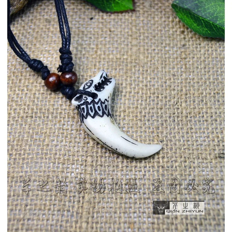 Men's necklace bone wolf tooth pendant bone carving pendant Yiwu stall supply small jewelry wholesale