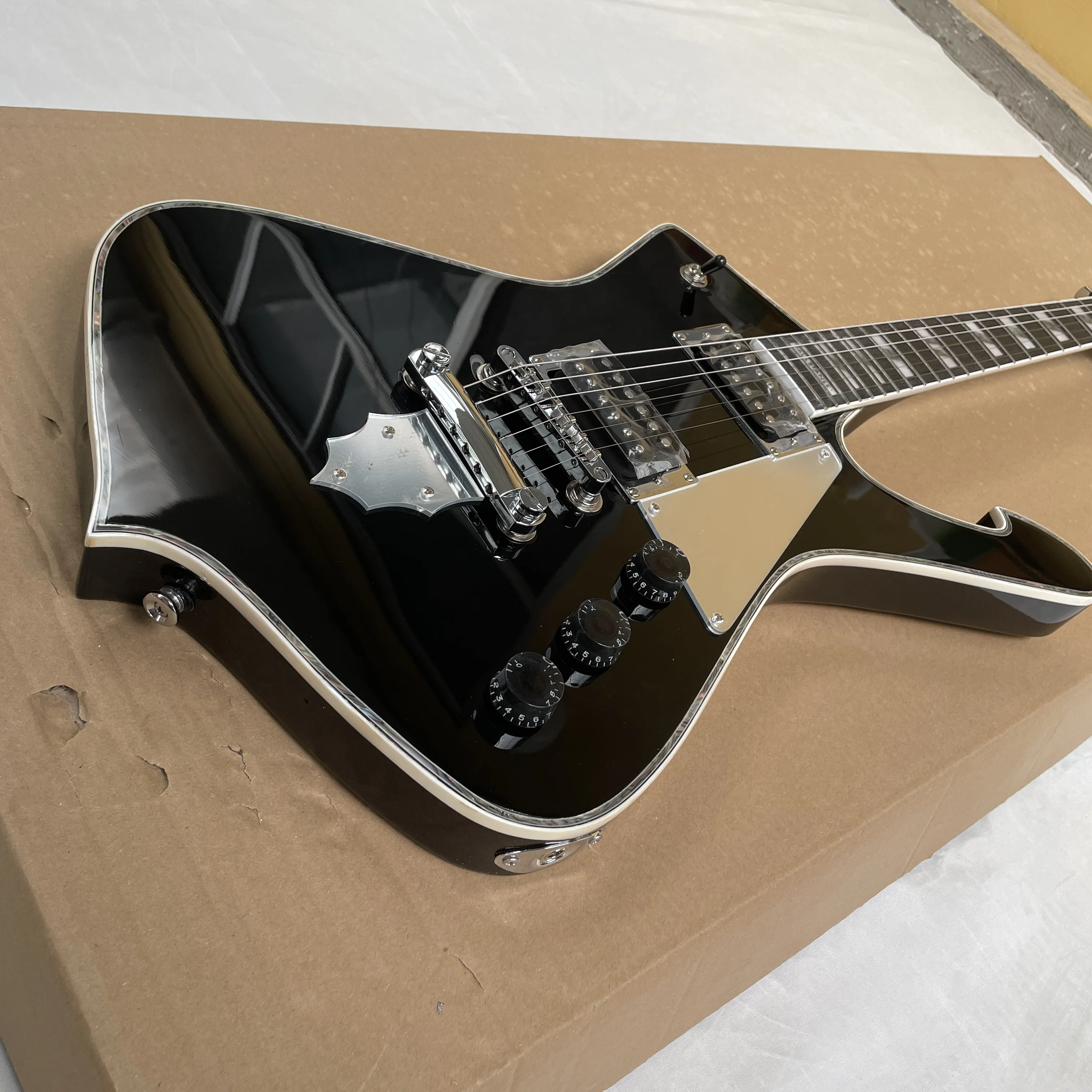 Pure black glossy electric guitar with high-grade pickups and rosewood fingerboard guitars. An advanced rock-style guitarra view 4