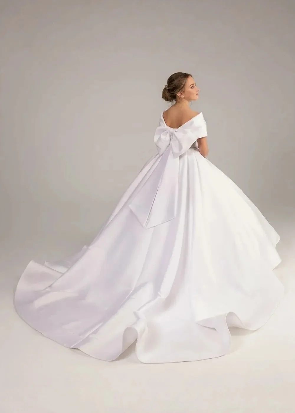 

Luxurious white satin flower girl dress, off-shoulder bow tail dress, girl beauty pageant catwalk dress, wedding birthday dress