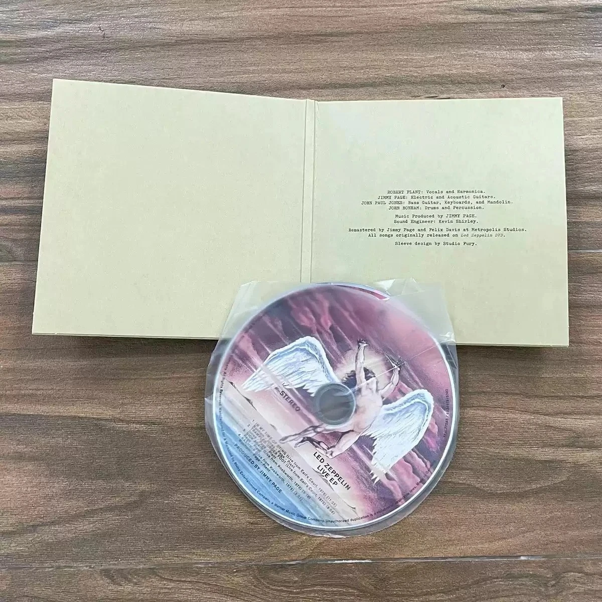 Álbum Clássico Vintage Hard Rock Live EP, Capa Criativa com Letras de Quatro Pilares, CD de Áudio Colecionável
