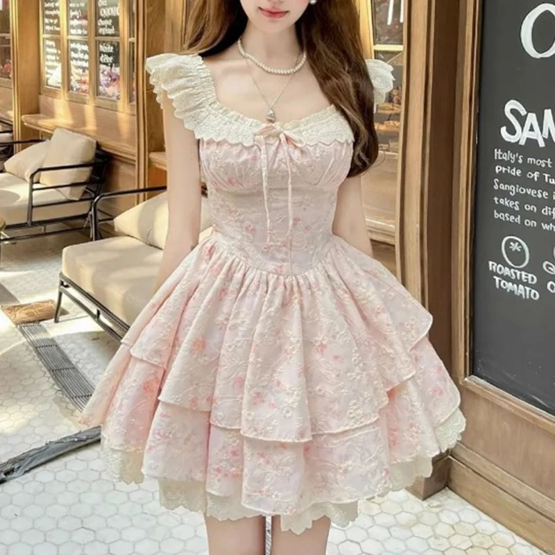 Rosafarbenes Damen-Minikleid mit floraler Spitze und Rüschen, quadratischer Ausschnitt, gestufter Rock, süßes Partykleid im Lolita-Stil