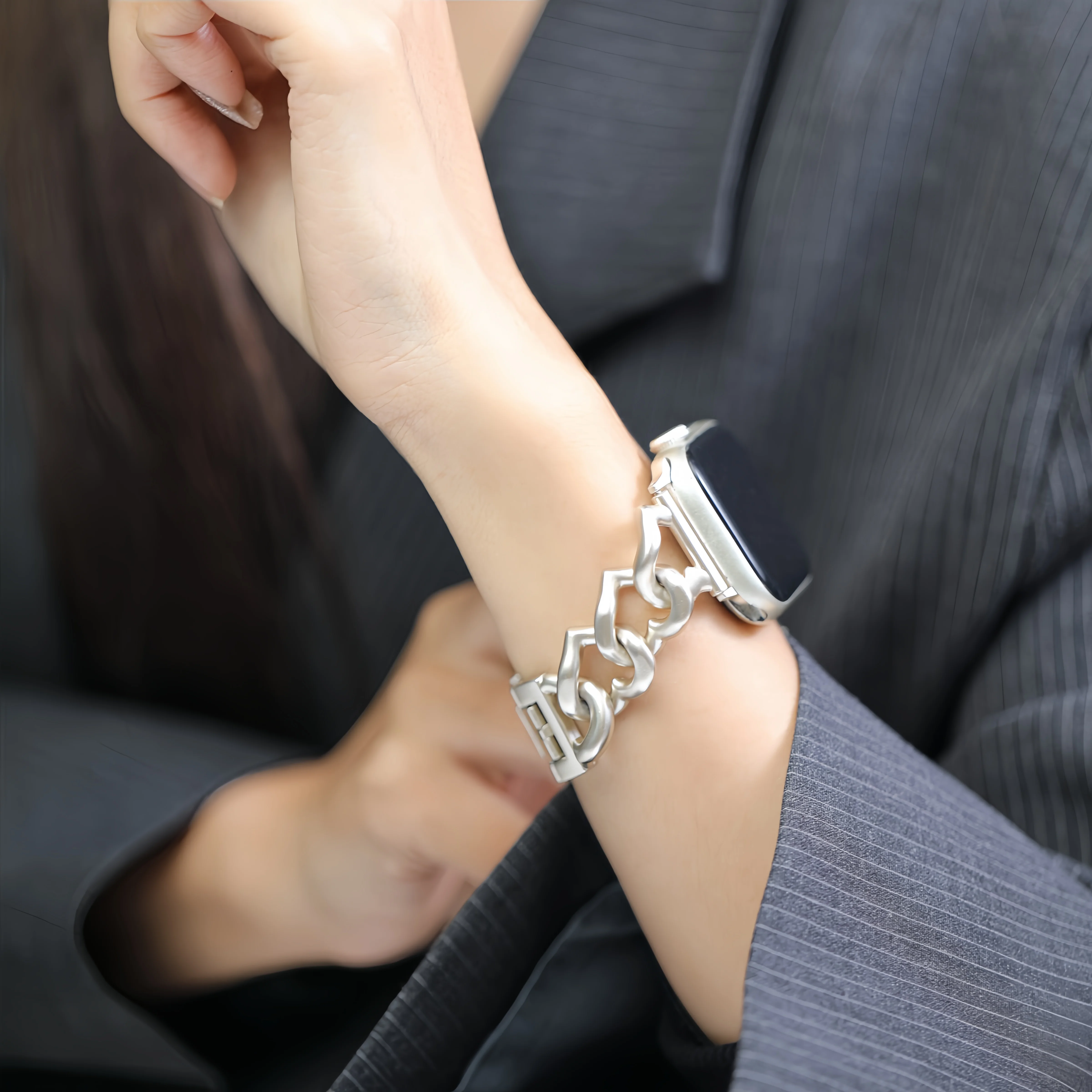 Herzförmiges Apple Watch-Armband aus Metall, geeignet für die S10-1 Ultra SE-Serie, stilvoll, langlebig und verstellbar (Uhr nicht im Lieferumfang enthalten).