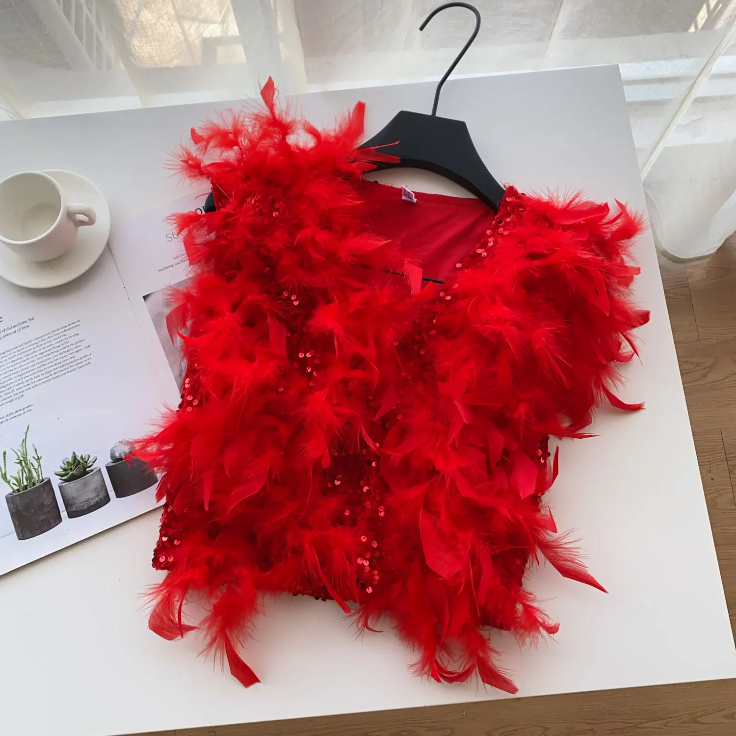 

Женская блестящая блузка Clothland с блестками, V-образным вырезом и перьями, без рукавов, укороченный топ, модный шикарный женский топ, Blusa WA426