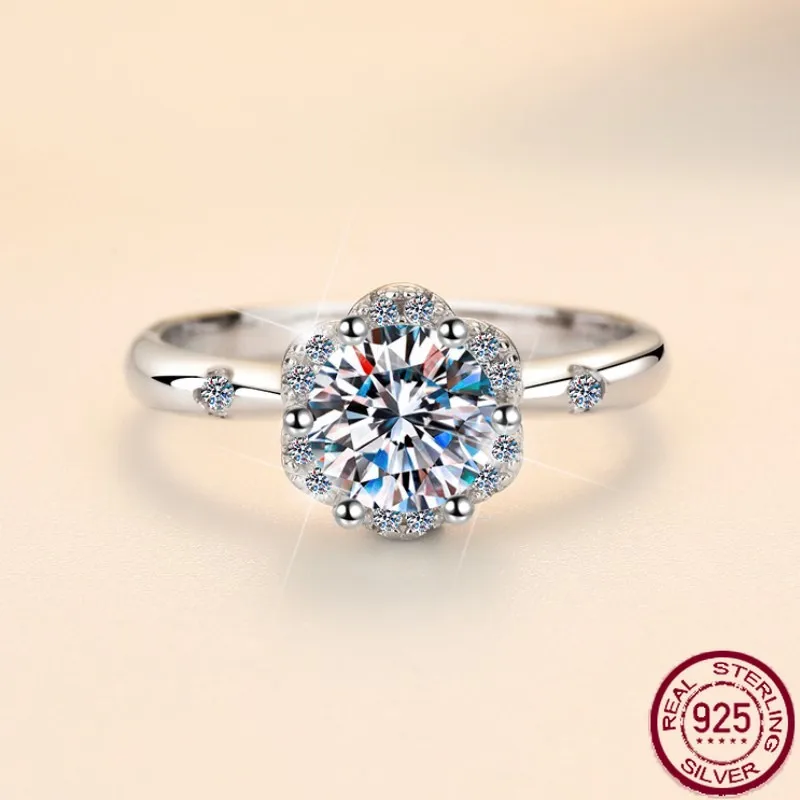 

New hand-held flower moissanite ring 925 pure silver ring ring plum blossom plating pt950 fashion jewelry wedding jewelry