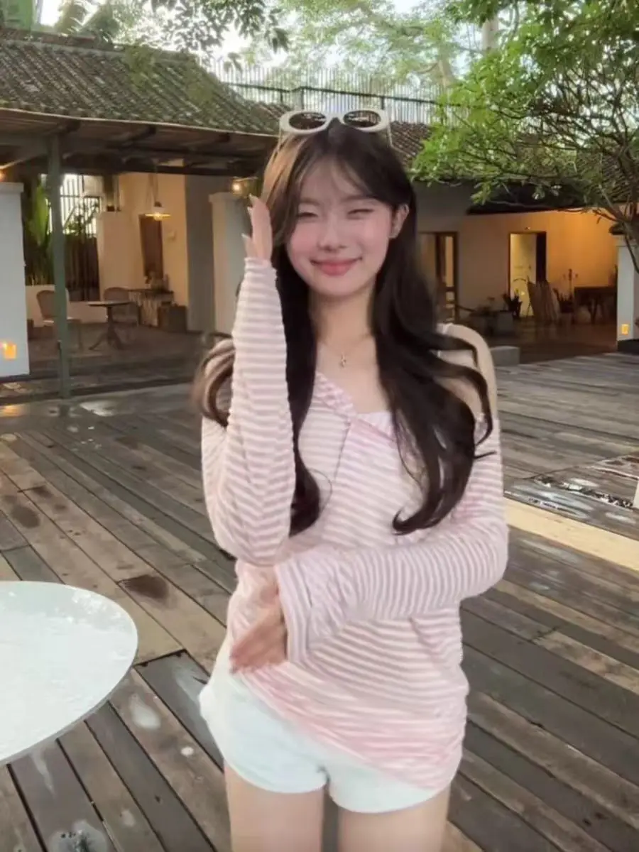 تي شيرت نسائي كبير الحجم بأكمام طويلة بحافة مطوية ربيعية وخصر برباط للسيدات الحضرية بطبقات فنية نظيفة وبسيطة وحديثة #1