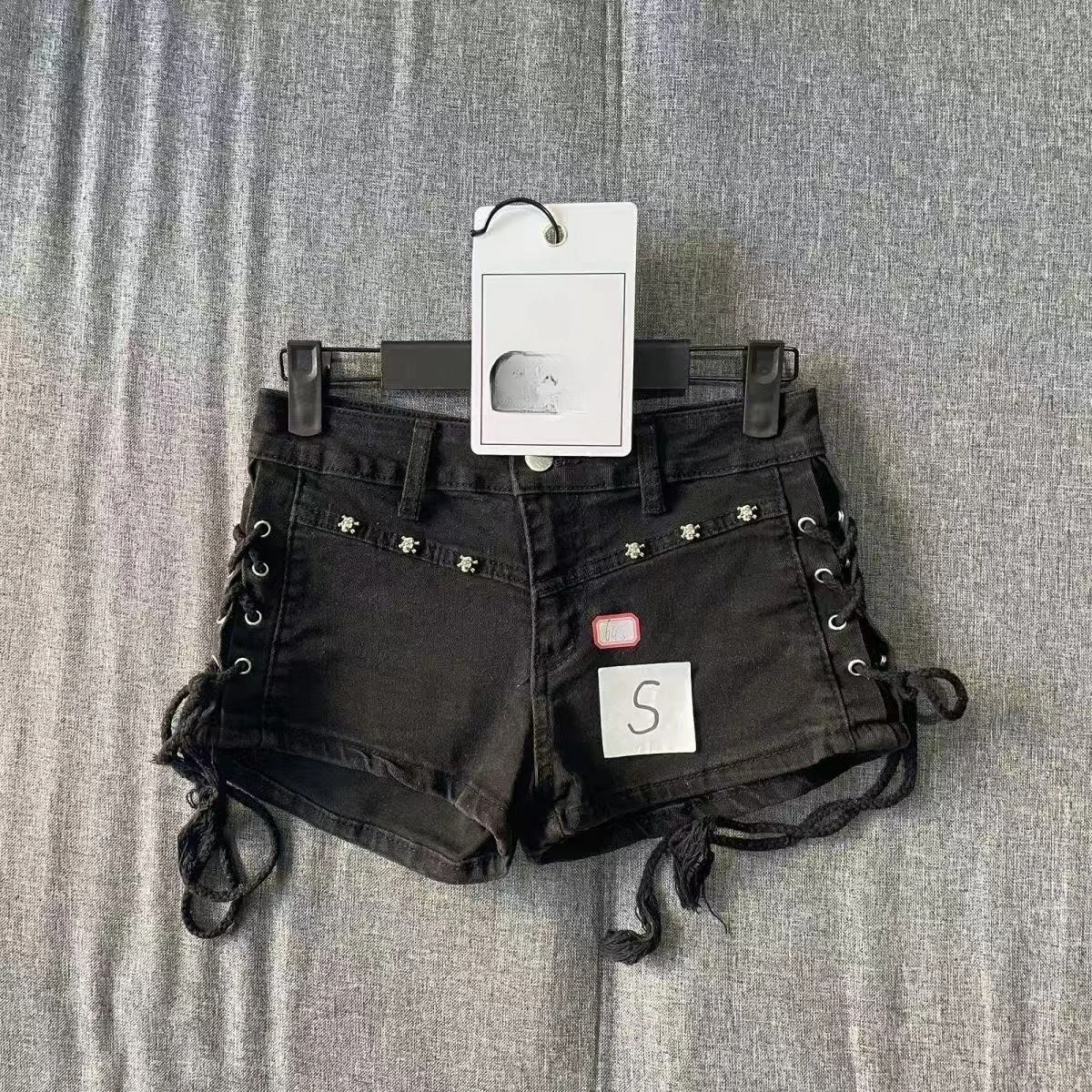 

Черные эластичные джинсовые шорты с низкой посадкой для женщин, лето 2026, сексуальные, с заклепками и шнуровкой