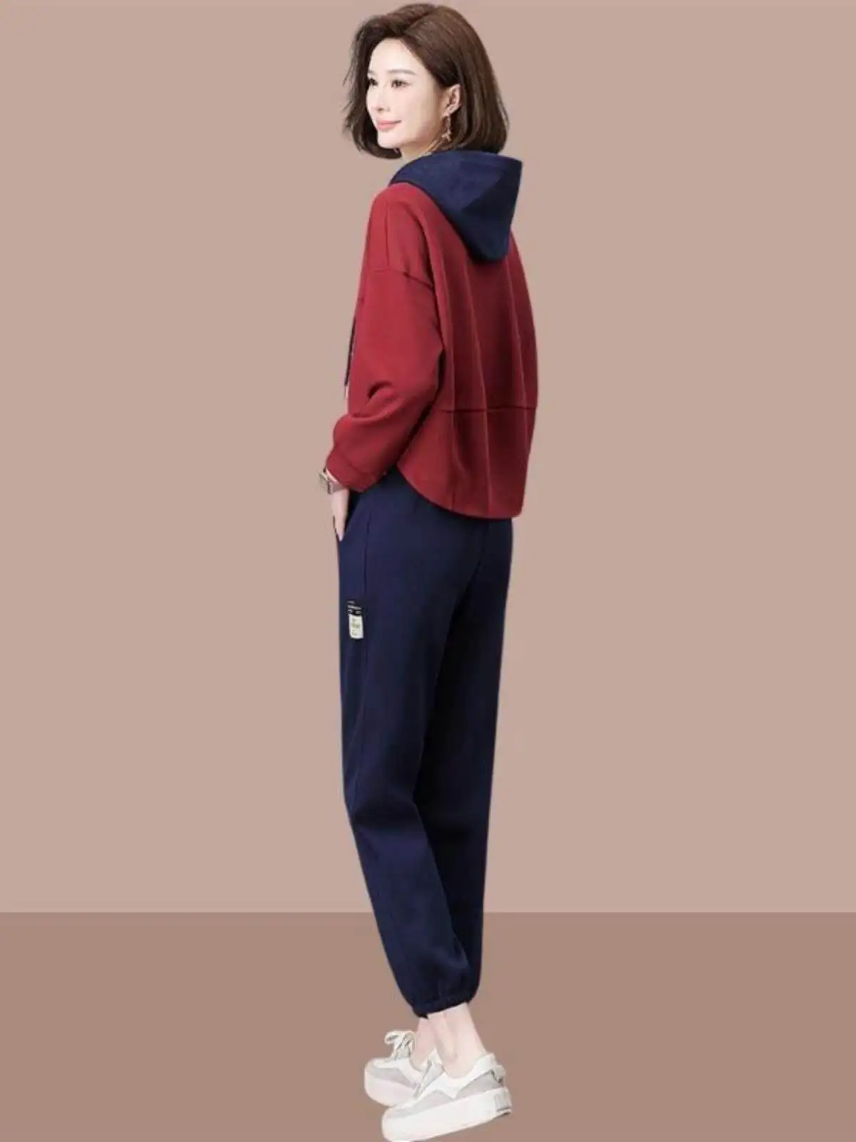 

Весенне-осенний комплект 2026: свободная толстовка с капюшоном и брюки-харланы, модный женский повседневный универсальный костюм из двух предметов