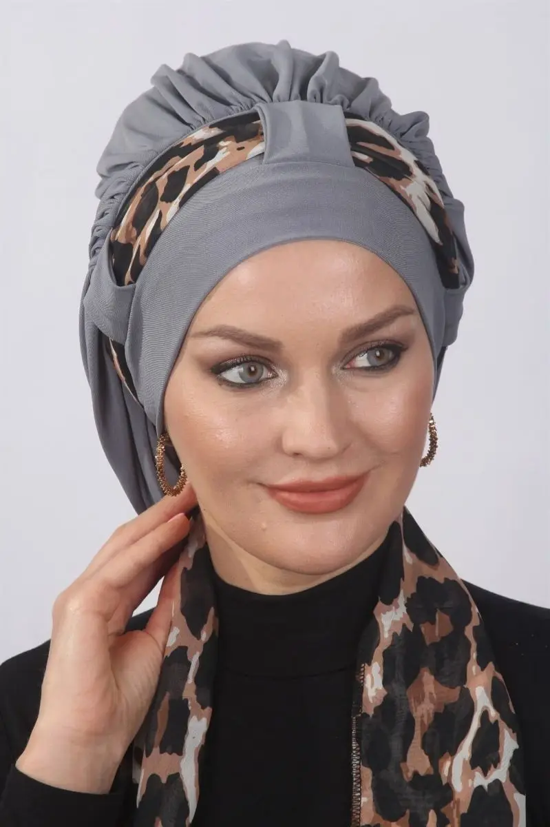 Drapierte leopard schal grau