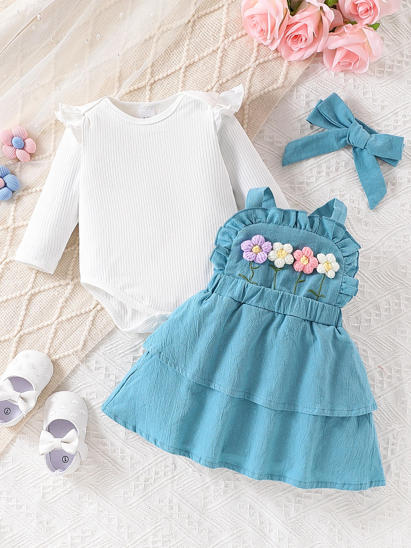 Two piece set of fashionable and cute baby girl fabric with round neck long sleeved jumpsuit and suspender skirt