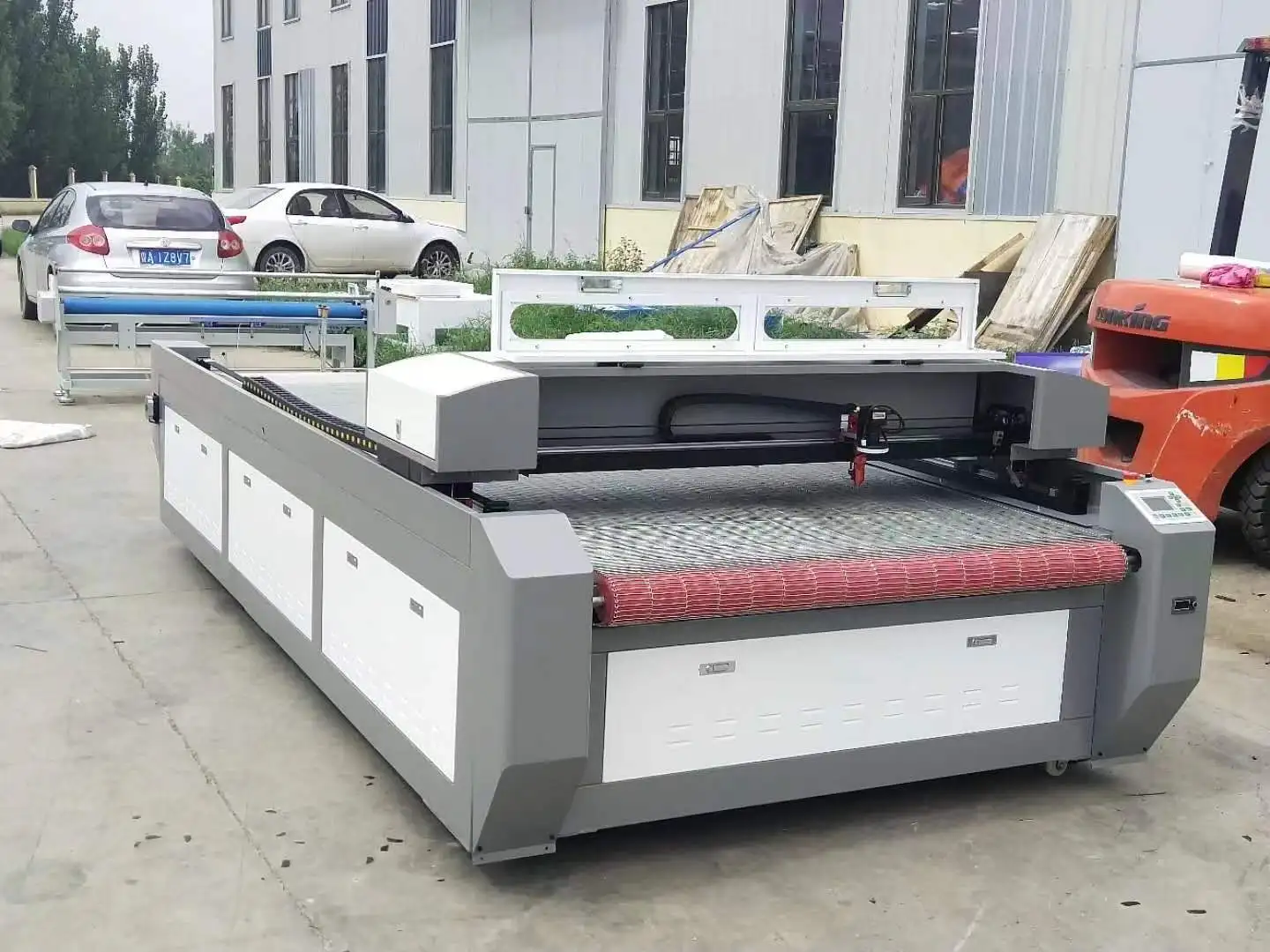 Large Format Automatic Fabric / Cloth / Textile / Leather / metal  1530 1610 2030 co2 Laser Cutting engraving Machine Price