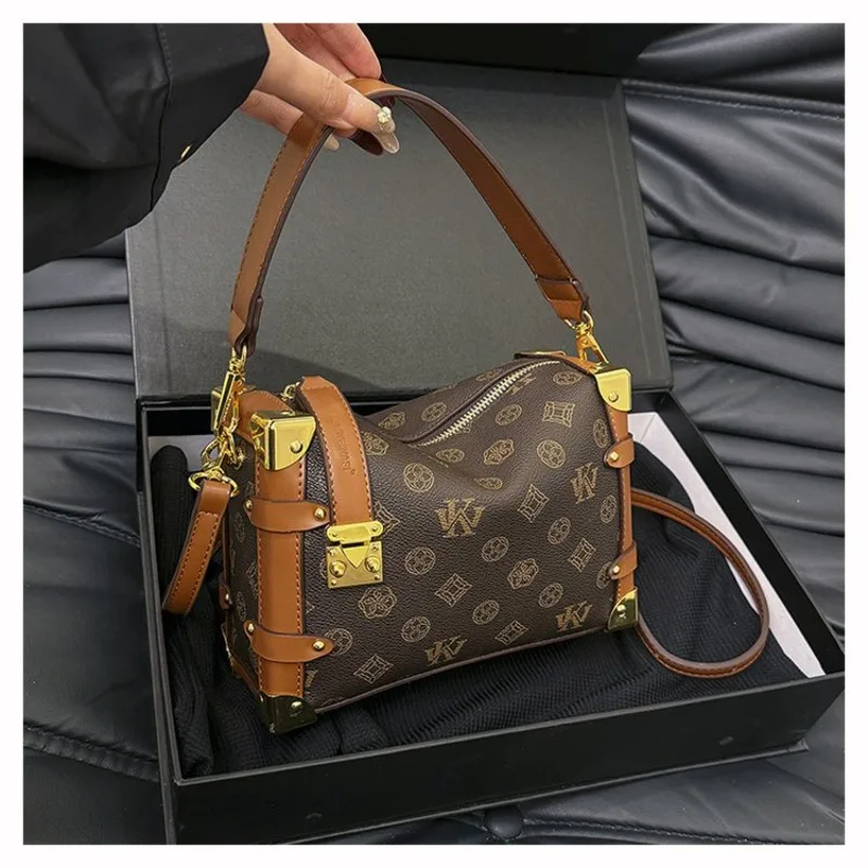 

2026 New Stylish Women's Bucket Bag - Large Capacity Crossbody Shoulder Bag with Side Zipper Compartment and Letter Print