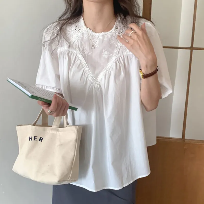 

Clothland Women Sweet Floral Embroidery Blouse Short Sleeve Loose Shirt Female White Basic Cute Tops Mujer DA610