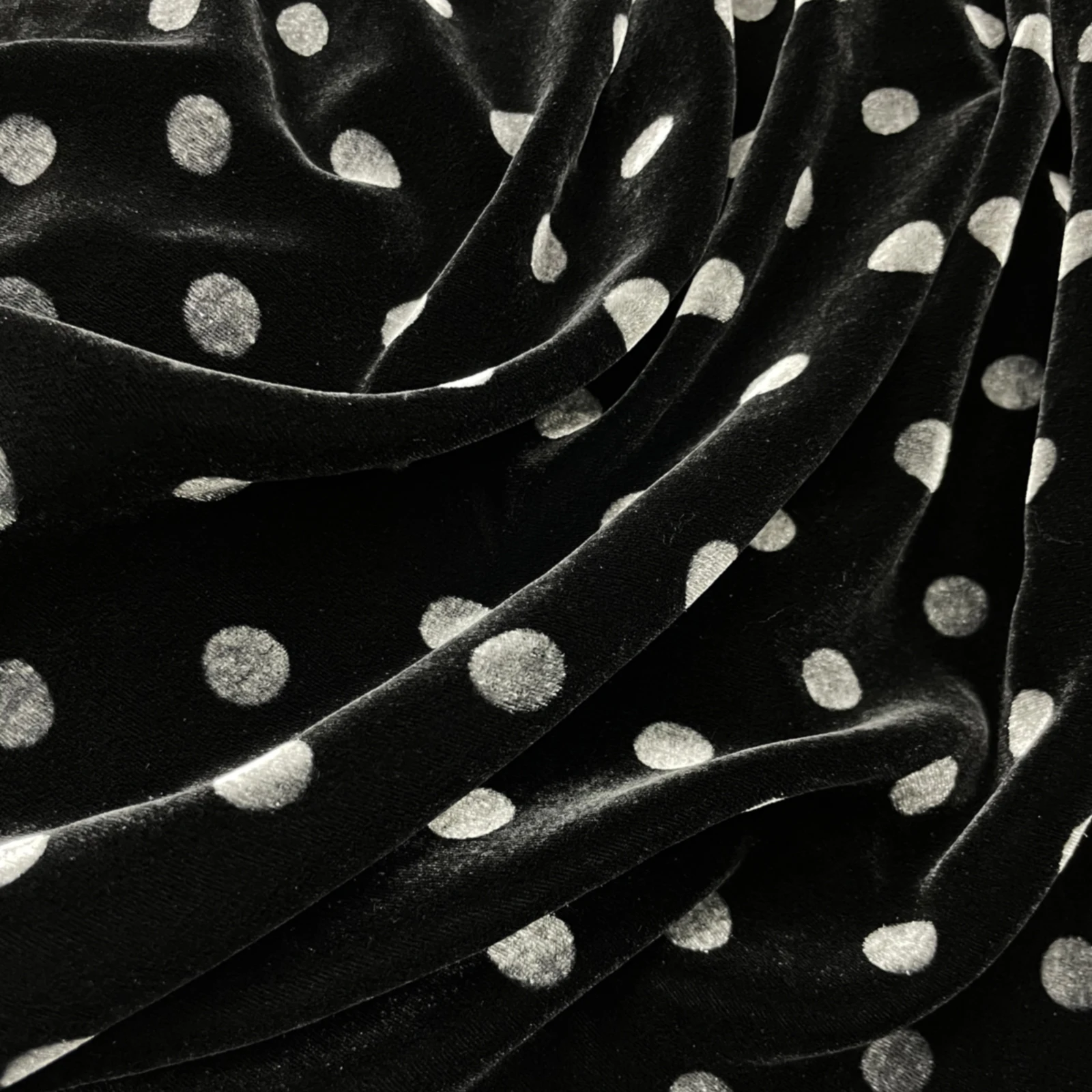 

Шелковый бархат шелковицы, черный фон, белые точки, горошек, высококачественный топ, жилет, ткань