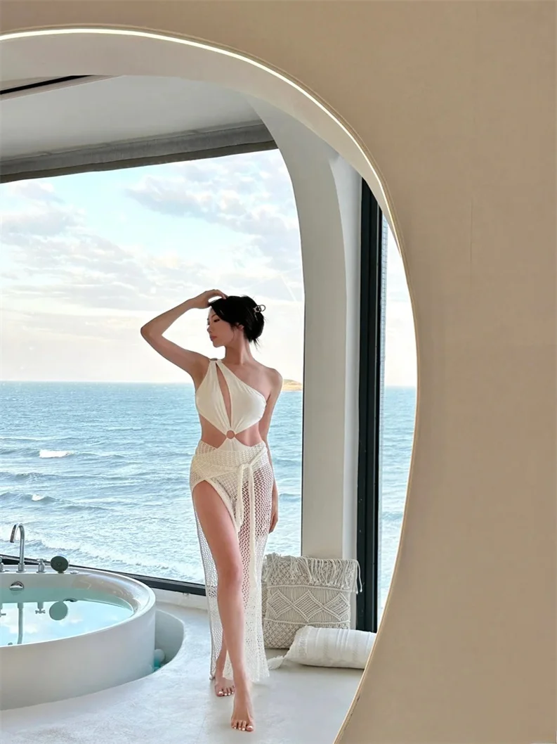 

Элегантный сексуальный слитный купальник белого цвета на одно плечо для пляжного отдыха, женский купальник класса люкс, повседневный купальник для женщин