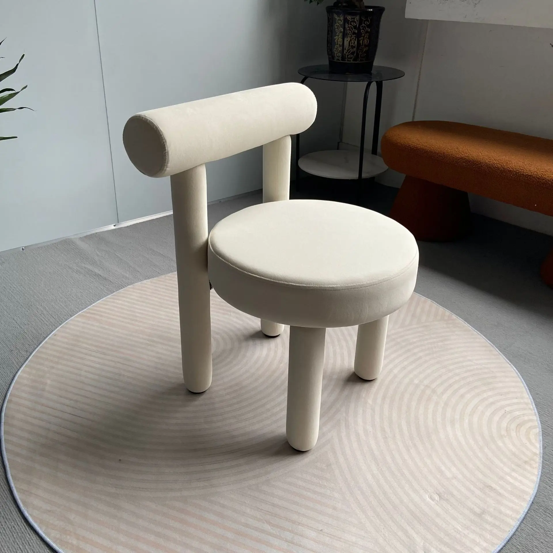 Silla de Maquillaje de Diseño Color Crema para Dormitorio de Niñas, Taburete para Tocador con Respaldo Elegante para Aplicación de Maquillaje o Lectura