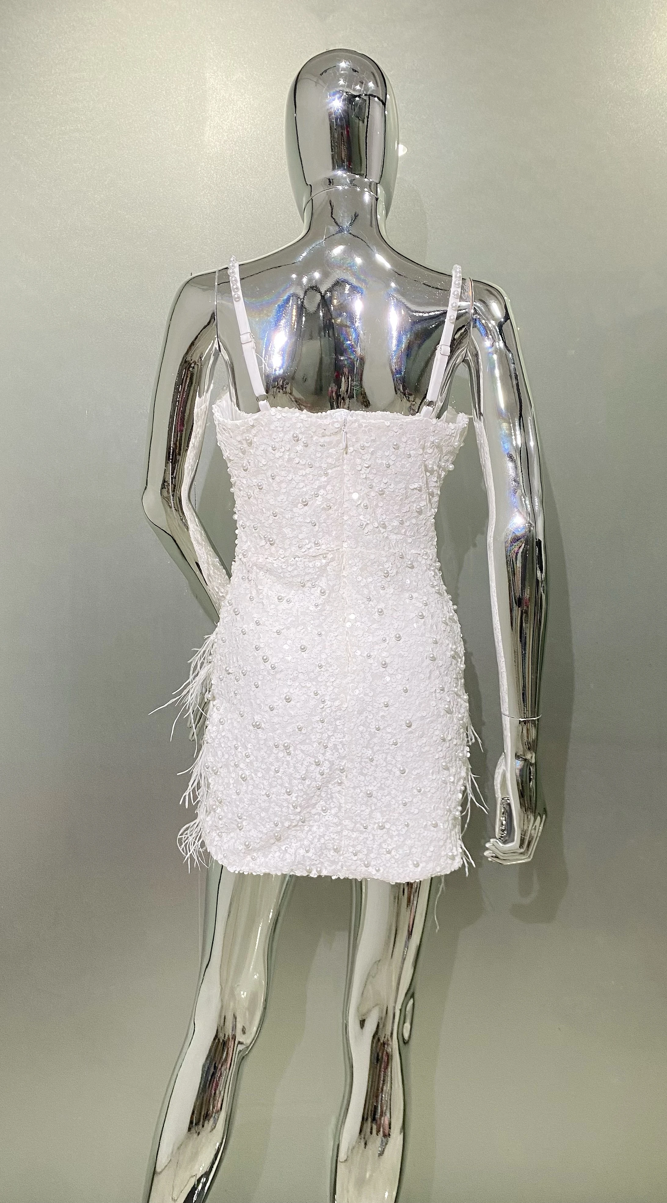 New Summer White Color Women Sleeveless Sexy V-Neck Bodycon Mini Dress Pearl Beading Feathers Nightclub Party Birthday Dress