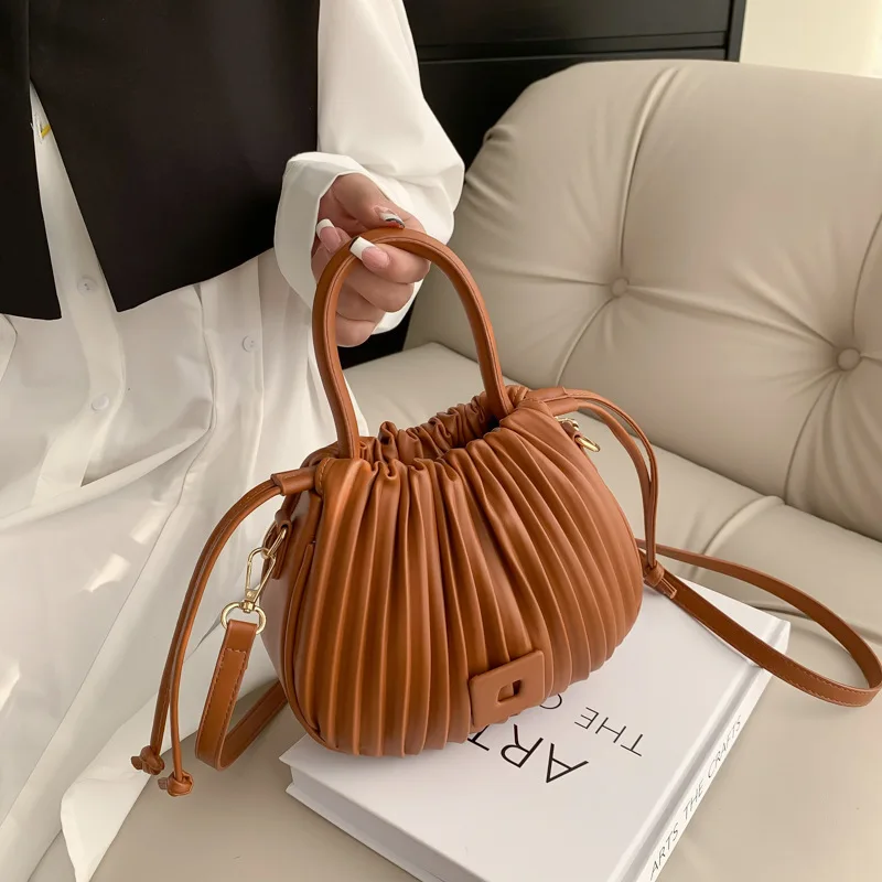 Retro Pleated Ladies Shoulder Bag Fashion Drawstring Girl Crossbody Korean Ladies Handbag Bucket Bag Metal Decoration PU Materia