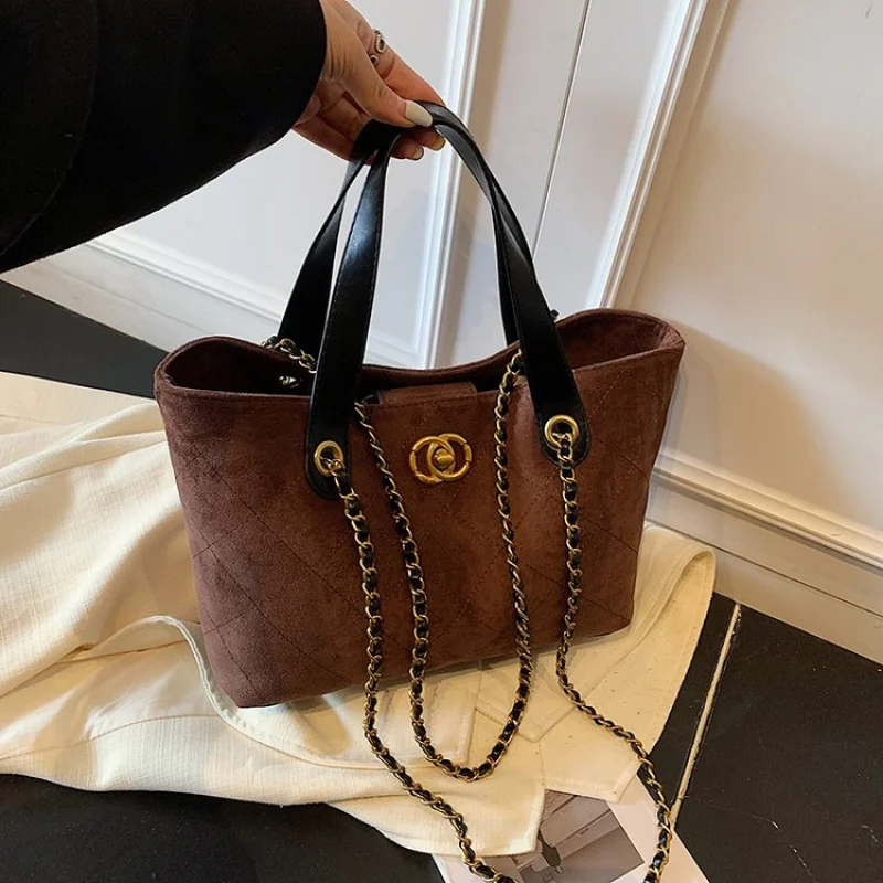 

Элегантная женская сумка через плечо из натуральной кожи с застежкой-молнией сверху и надежной переноской