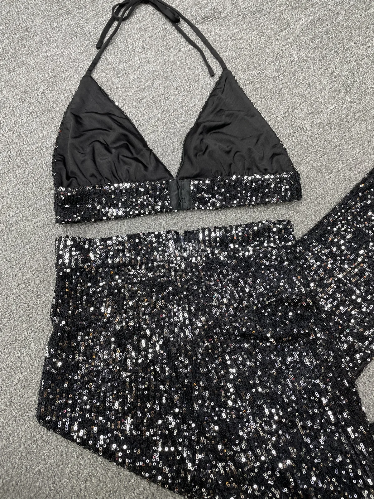 Odpowiedni na scenę crop top i spodnie z rozszerzanymi nogawkami, błyszczący, modny strój na festiwal muzyczny, styl hot girl, spódnica z wysokim stanem w kształcie litery A.