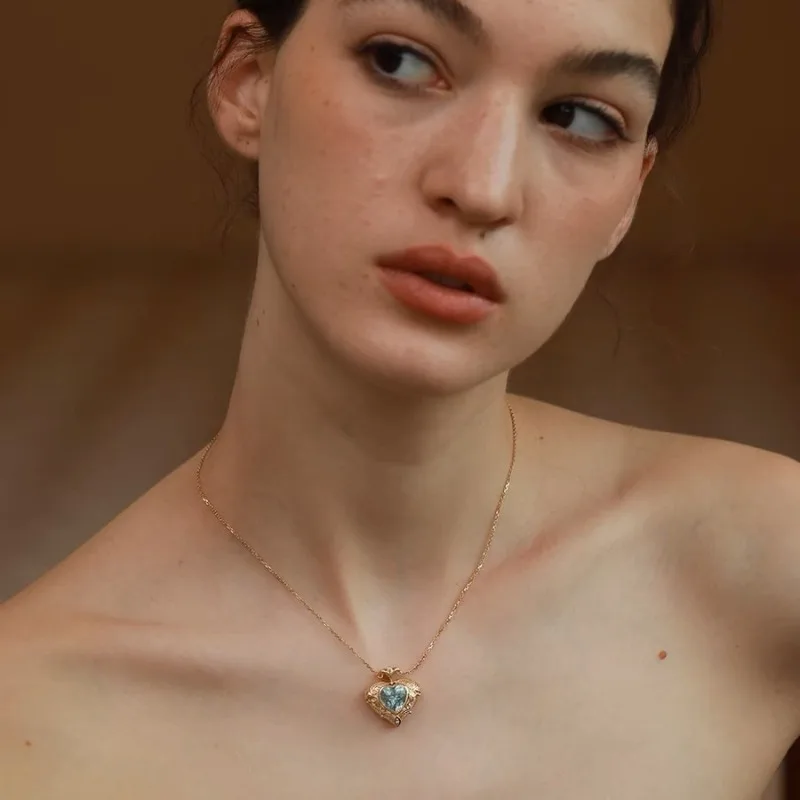 Vintage Gold Textured Heart Pendant Necklace With Blue Crystal Stone Dainty Chain Romantic Women For Her Aesthetic Jewelry
