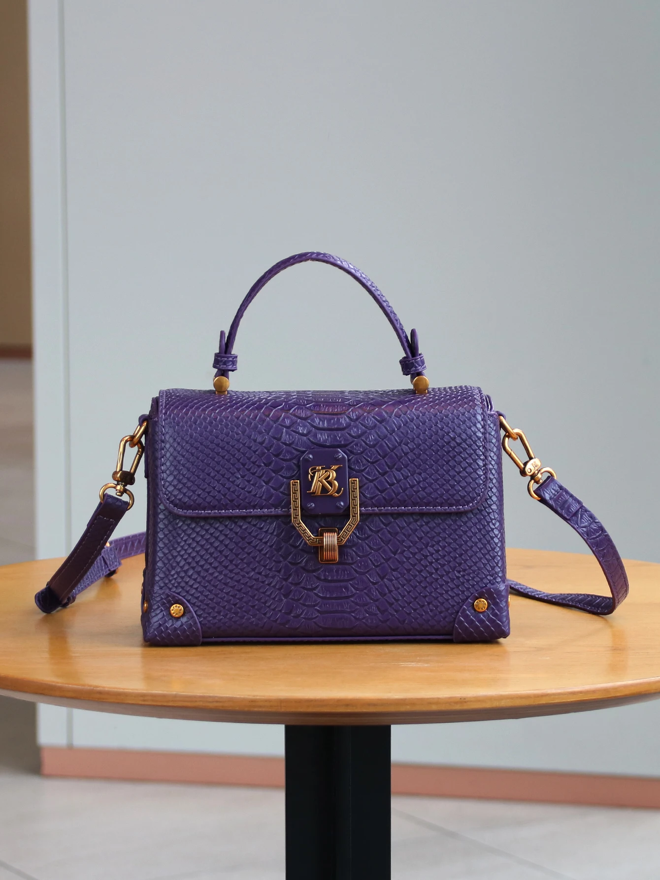 

Minority design advanced snake-shaped luxury handbag 2025 new fashion lady handbag is exquisite and versatile one-shoulder cross