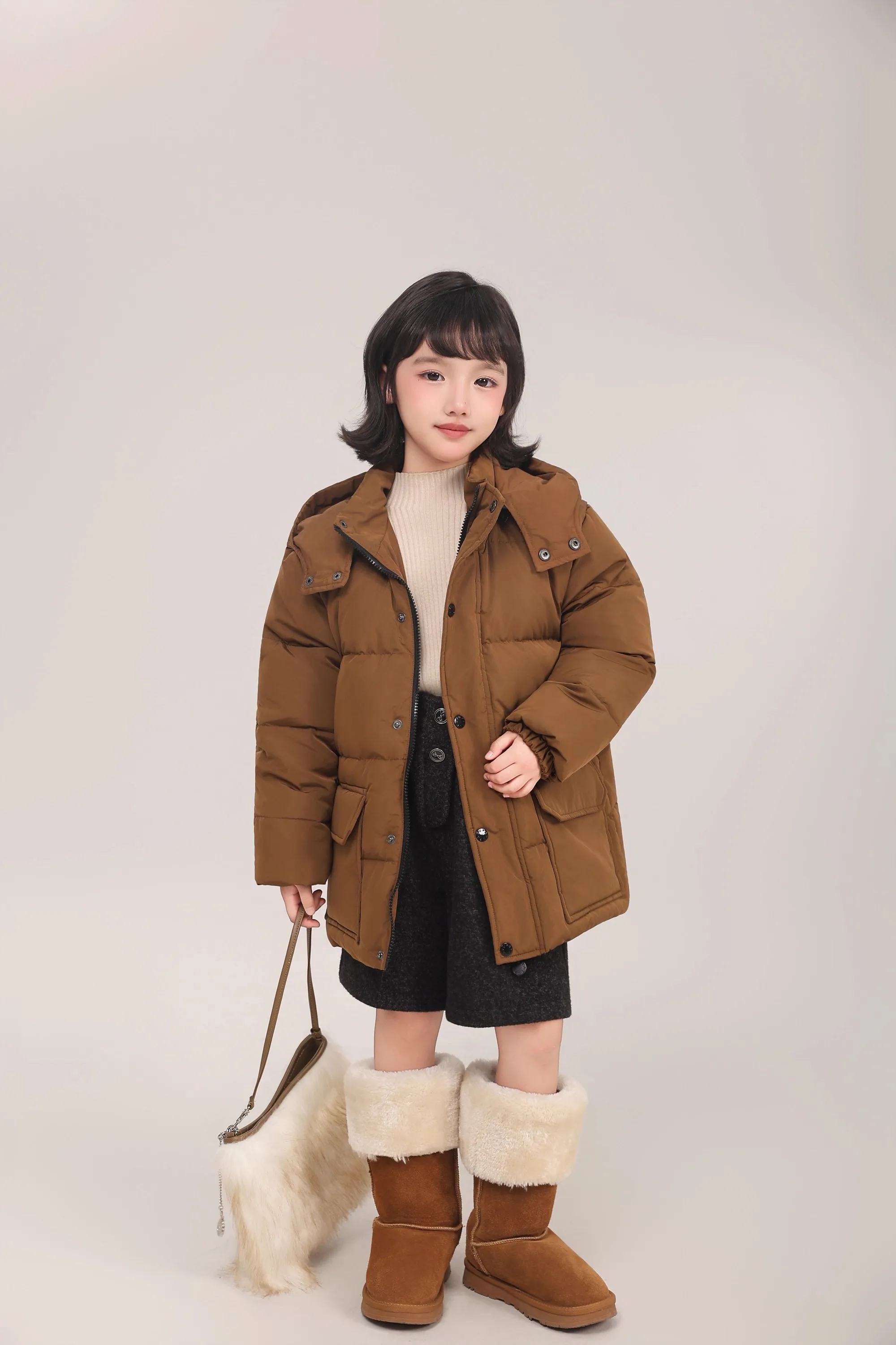 Kinder-Daunenjacke mit 90% Weißer Entendaune, Braune Kapuze, Mittellange Daunenjacke mit Großen Taschen, Dicke Warme Winteroberbekleidung für Mädchen A4853 – Detail 7