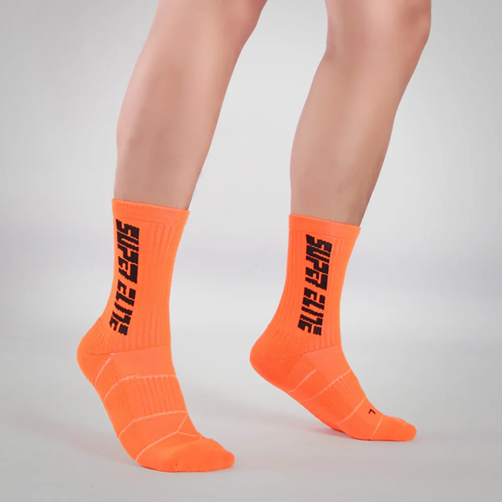 Breathable sports basketball socks suitable for outdoor sports enthusiasts to exercise and run