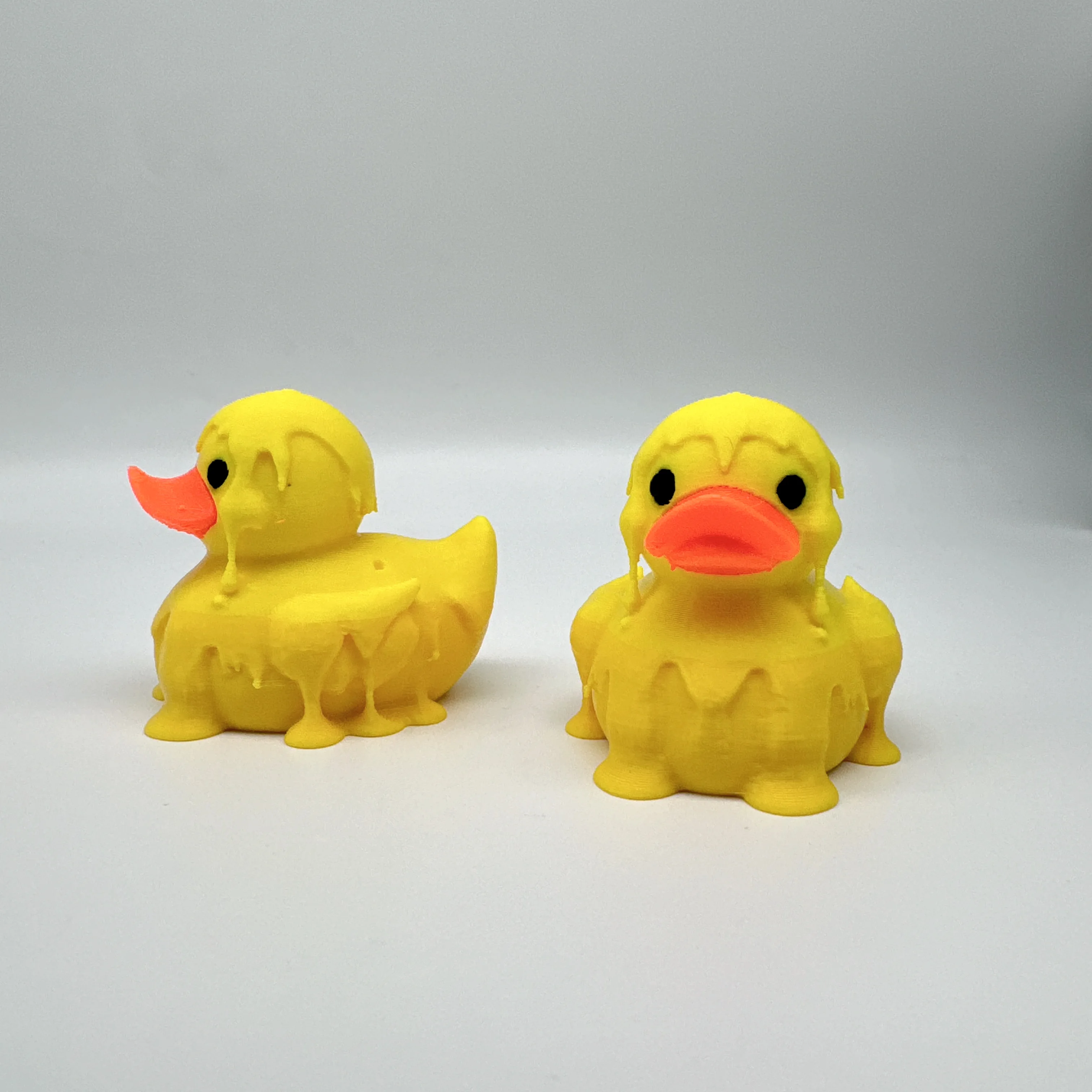 تمثال بطة صفراء مذابة ثلاثي الأبعاد، بلاستيك متين، مناسب للاستخدام الداخلي/الخارجي، سطح المكتب، الحديقة، السيارة، هدية تزيين المنزل #5