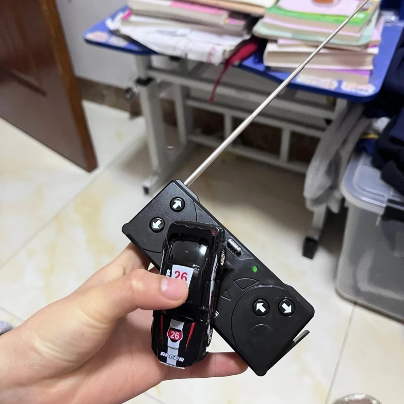 هدية سيارة صغيرة 4WD RC - مسار علبة فحم الكوك 20 كم/ساعة، لعبة نموذجية للتحكم عن بعد للأطفال والكبار