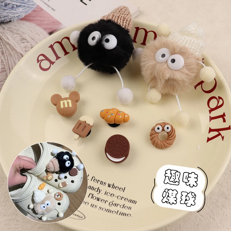 MINISO أفخم الكرة الأحذية السحر مجموعات شخصية لطيف مضحك DIY صندل و تسد الزينة دائم الأحذية سحر هدايا حفلة عيد الميلاد