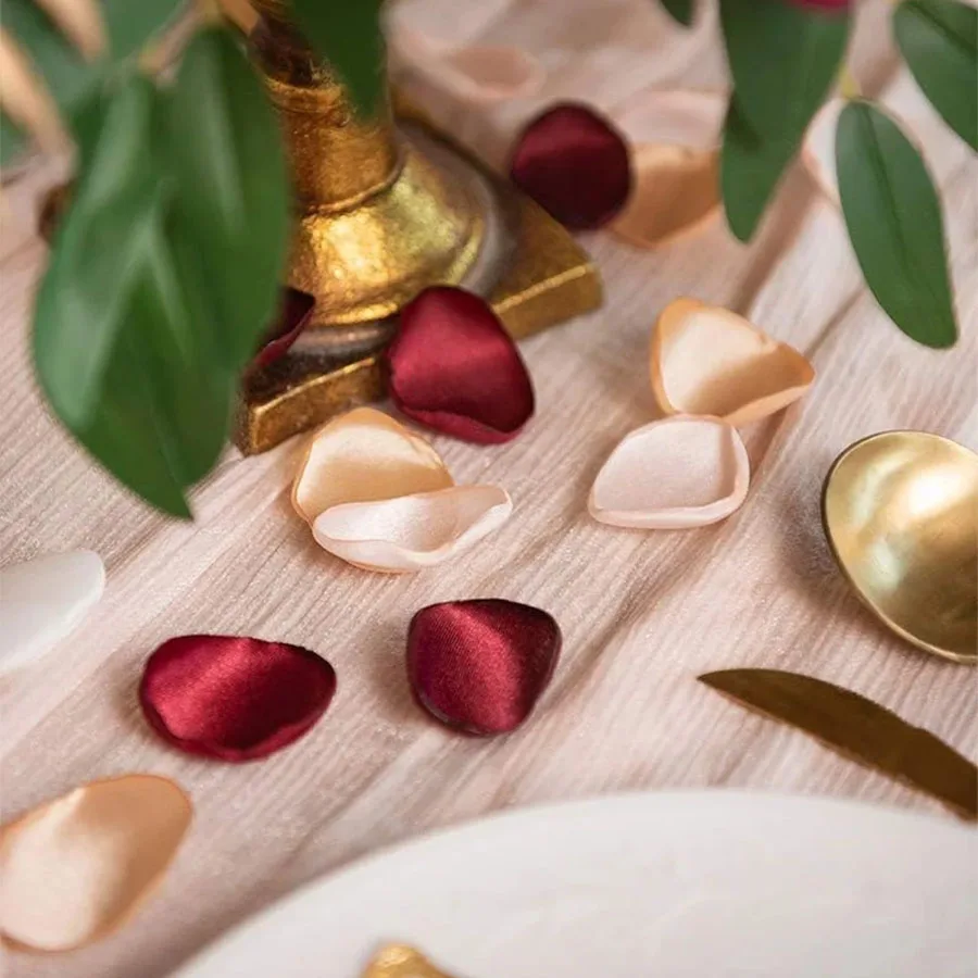 Pétales de fleurs artificielles pour mariage, pétales de rose bordeaux, or et blanc, paniers pour filles, centres de table pour allée de mariage, 100 pièces