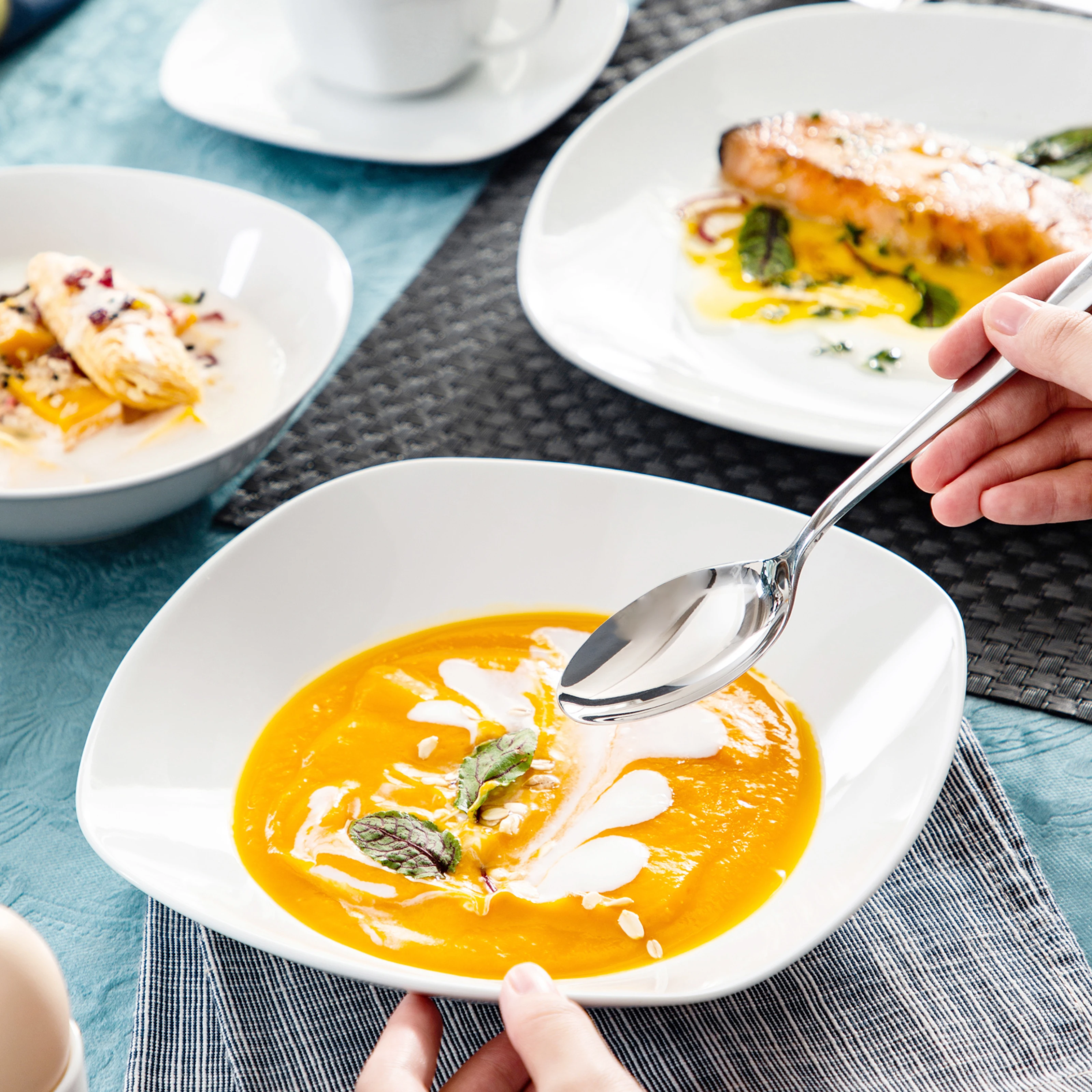 طقم عشاء من أدوات مائدة سيراميك بيضاء مكون من 50 قطعة من MALACASA مع 6 أكواب، وصحون، وكوب، وأكواب بيض، وأطباق عشاء حساء الحلوى