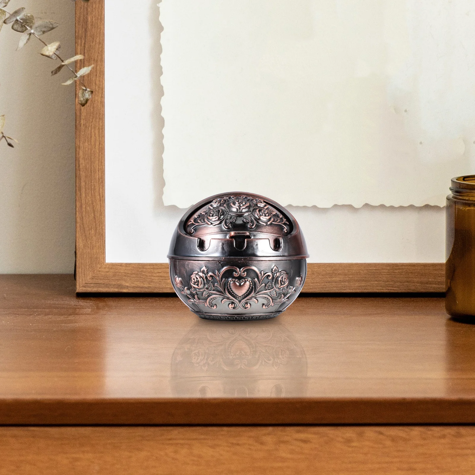 

Creative Trendy Metal Round Anti-Drop Small Ash Tray For Living Room Indoor Patio Use Lid Included Ash Tray For Men Fancy