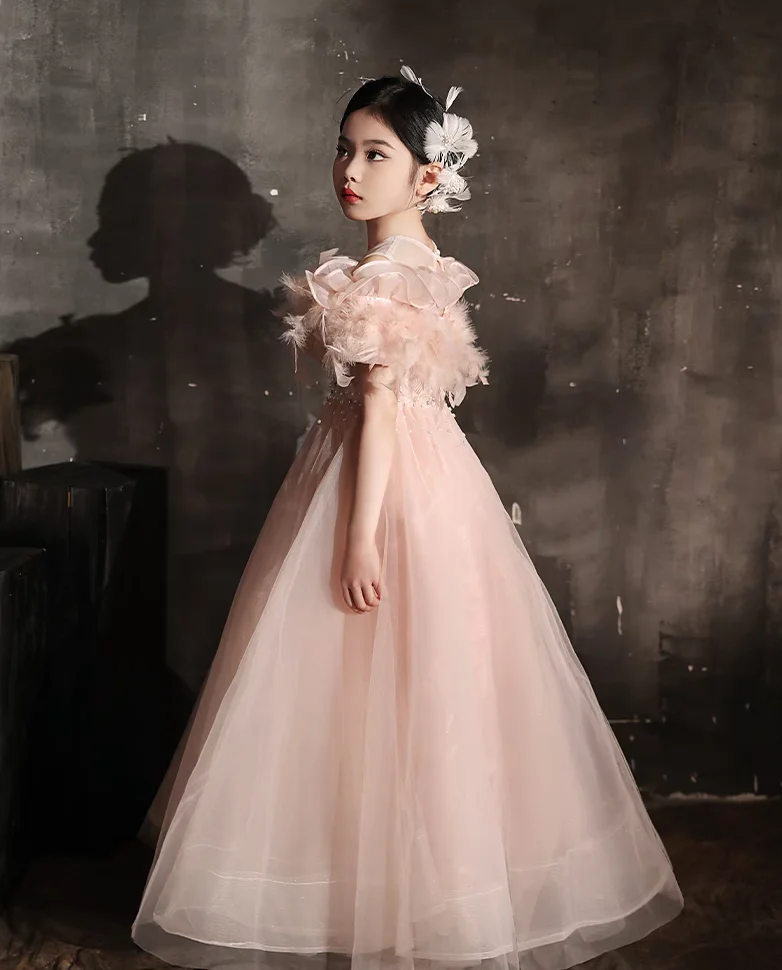 Vestido infantil rosa em tule com flor e pena 3D