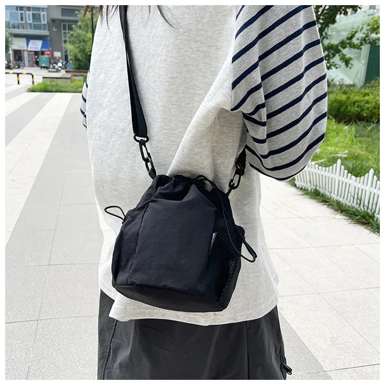 2026 Frühling Nylon Casual Umhängetasche für Damen, Modische Kordelzug-Beuteltasche, Vielseitige Handytasche für Unterwegs – Detail 13