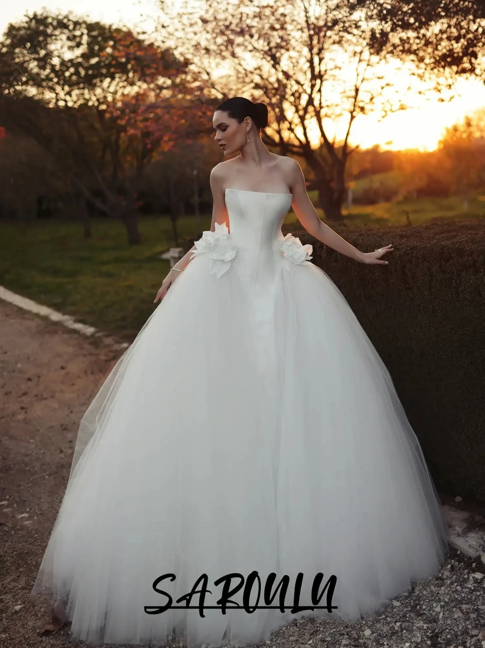 

Elegant Tulle Satin Strapless Wedding Dress Simple Ethereal Ball Gown Customized Charming Flowers Lace Up Back Bride Wear