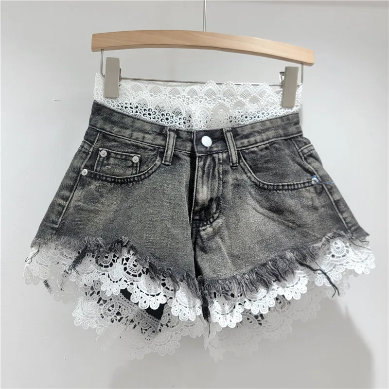 WTHT Pantaloncini di jeans tinta unita con bordo in pizzo impiombato da donna vintage Moda pantaloni caldi a vita alta Donna 2025 Estate 1LS2031