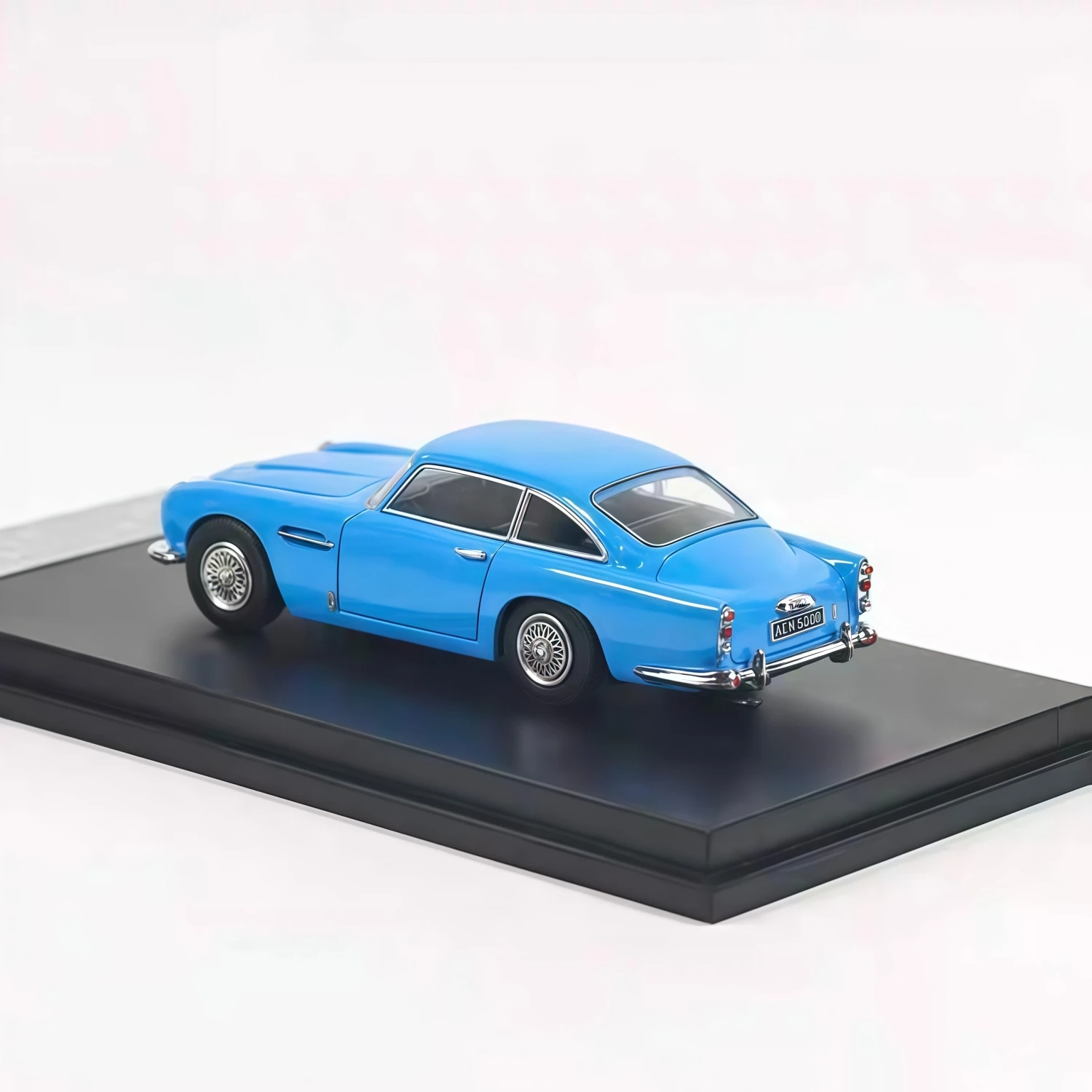 DCM 1:64 DB5 60o modelo de carro fundido