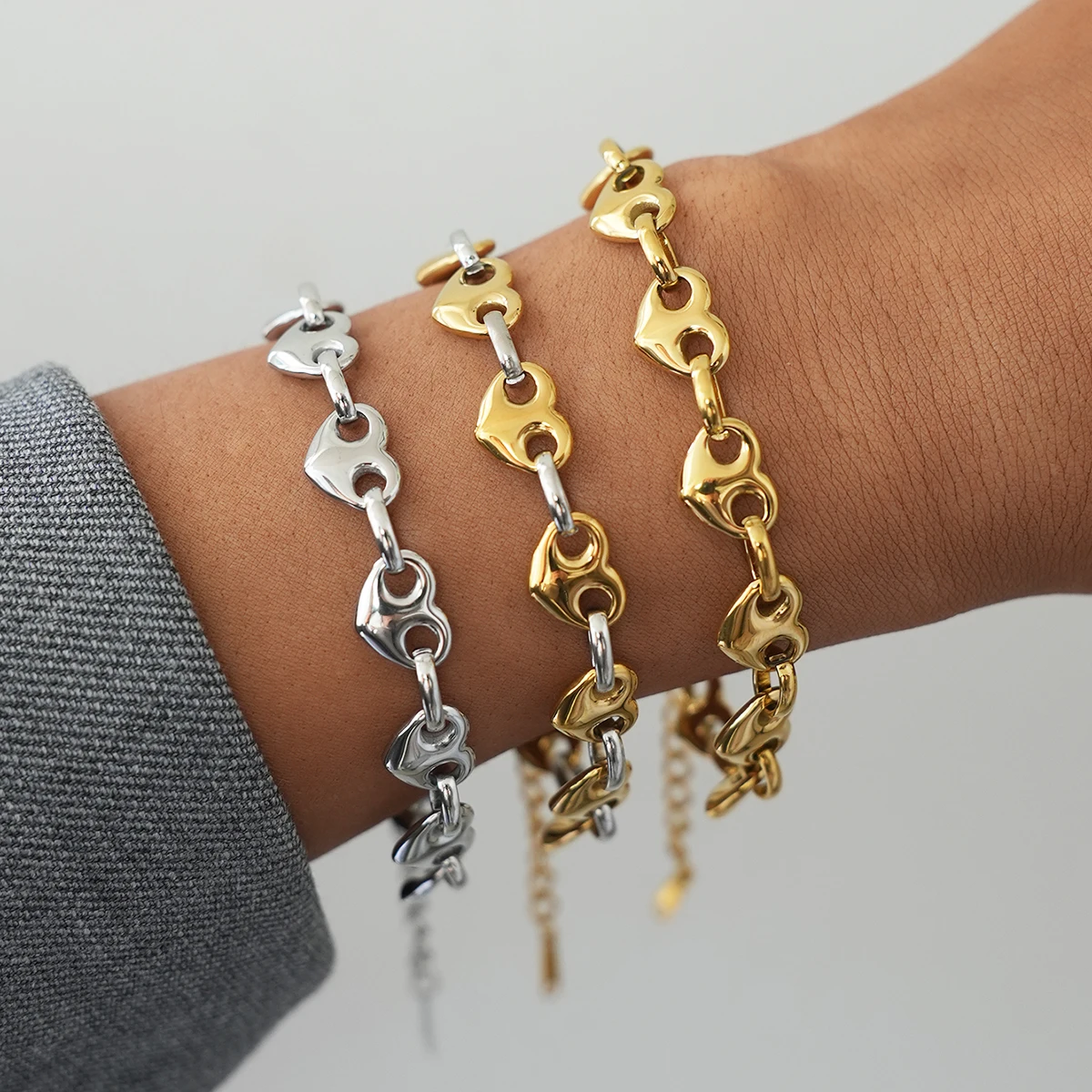 

Minimalist Classic 18K Gold Color Plated Stainless Steel Two Tone Heart Button Bracelacelet Stackable Round Button Bracelet