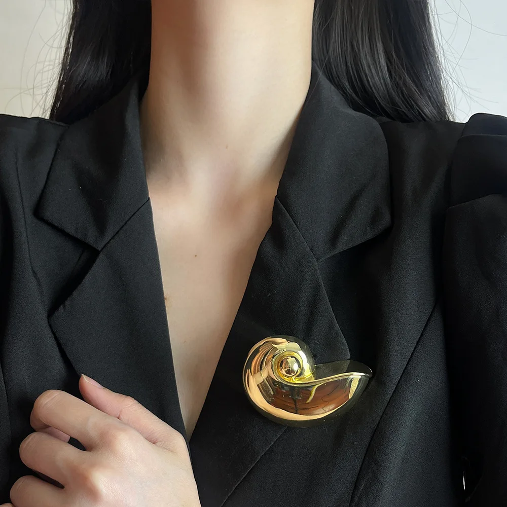 HUANZHI Gold Color Exaggerated Beach Conch Shaped Brooch for Women Girls Marine Animal Design Fashion Glossy Alloy Accessories