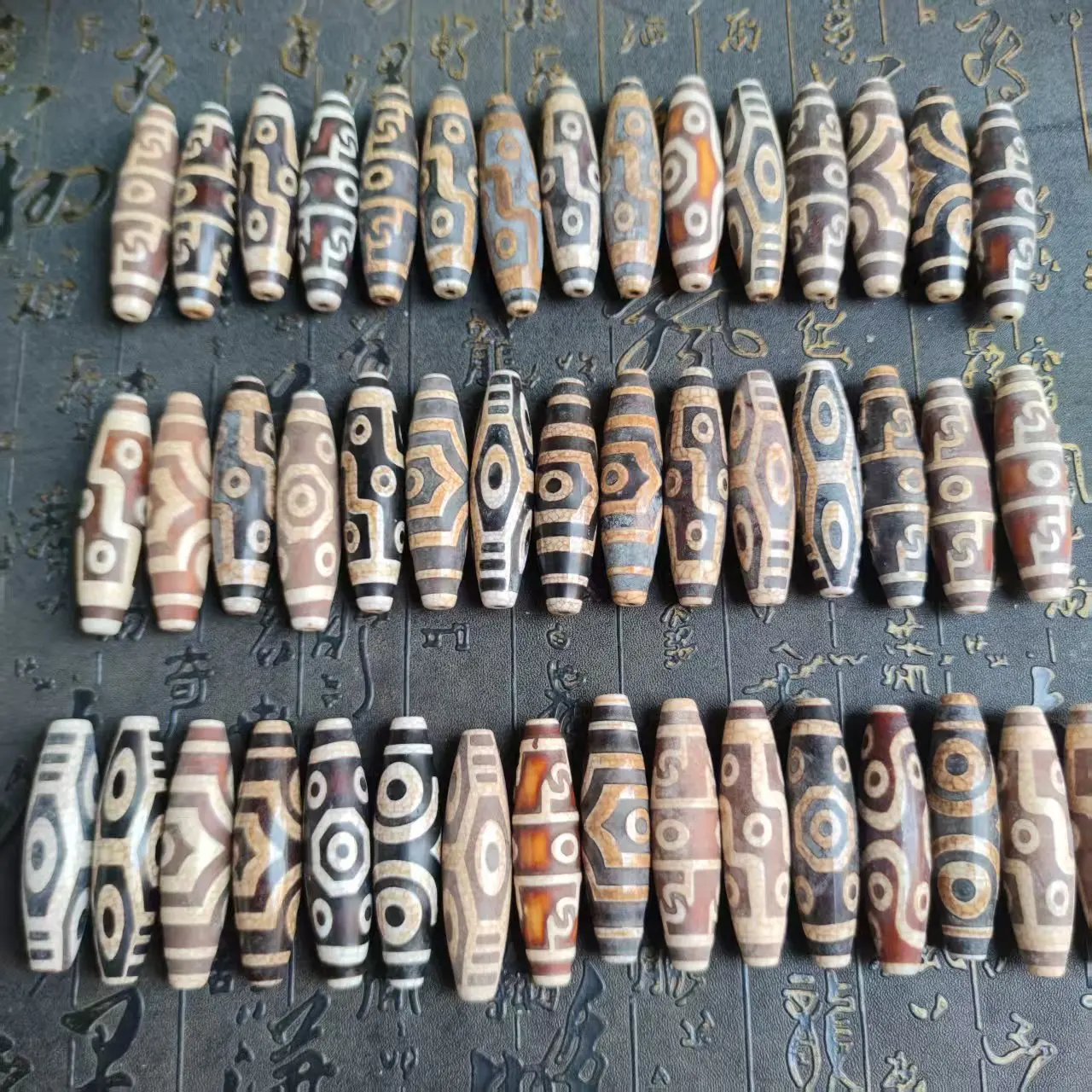 50pcs/lot Dragon Scale Surface Different  Totems Tibetan Dzi Beads natural stones  DIY Beads  for jewelry making