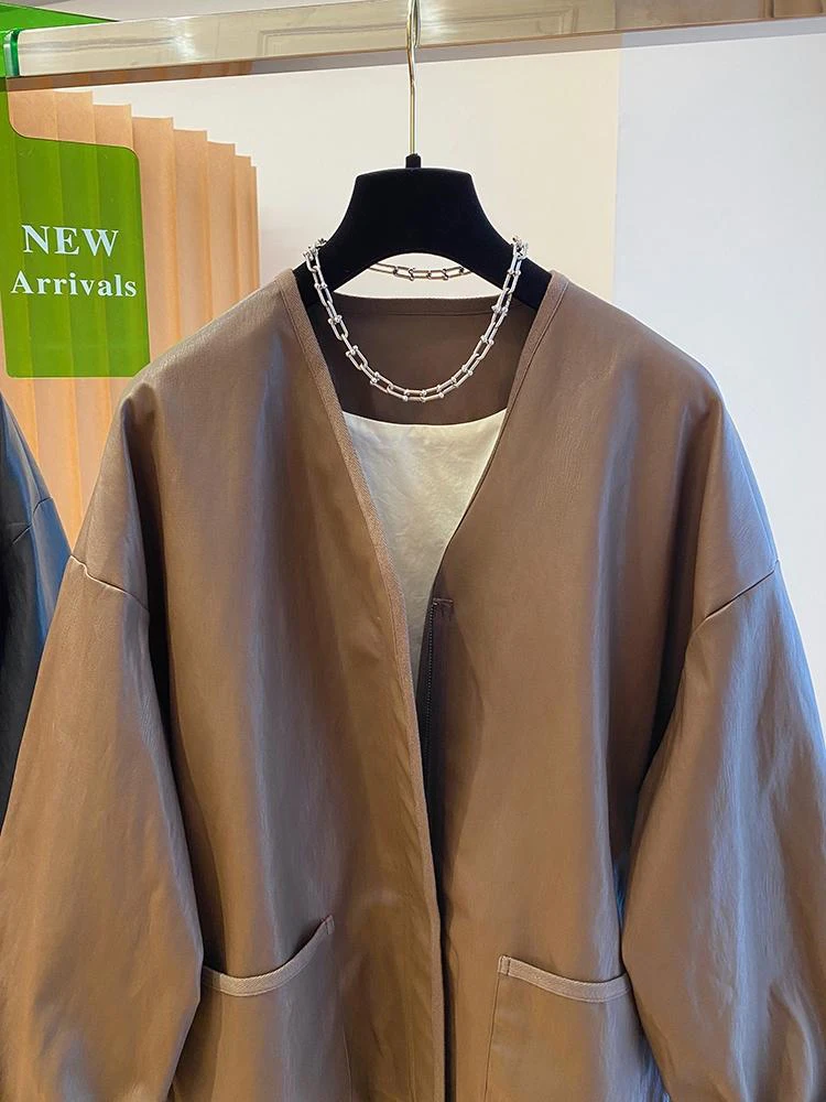 Fajna skórzana kurtka damska na jesień i zimę, luźna, modna, długa, do pracy, z zamkiem błyskawicznym, dekolt w serek, regularny krój.