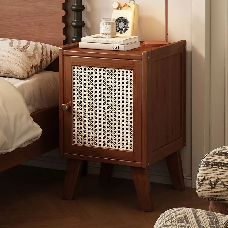 طاولة بجانب السرير، رف بجانب السرير لغرفة النوم، وعدد قليل من الشقوق على السرير، وخزانة ضيقة، وخزانة تخزين