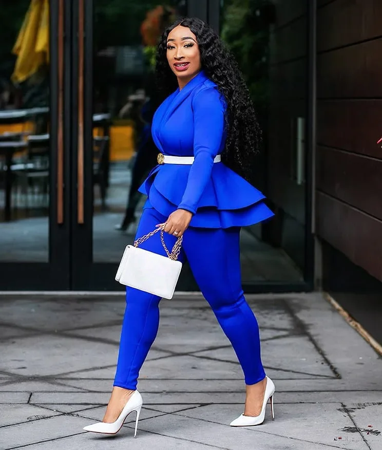 Herbstliches Damen-Outfit, bestehend aus zwei Teilen: ein einfarbiges Oberteil mit V-Ausschnitt und langen Ärmeln, ein Blazer mit Peplum-Saum und eine Bleistiftrockhose – ein elegantes, formelles Business-Outfit für den Büroalltag, erhältlich in großen Größen. – Detail 2