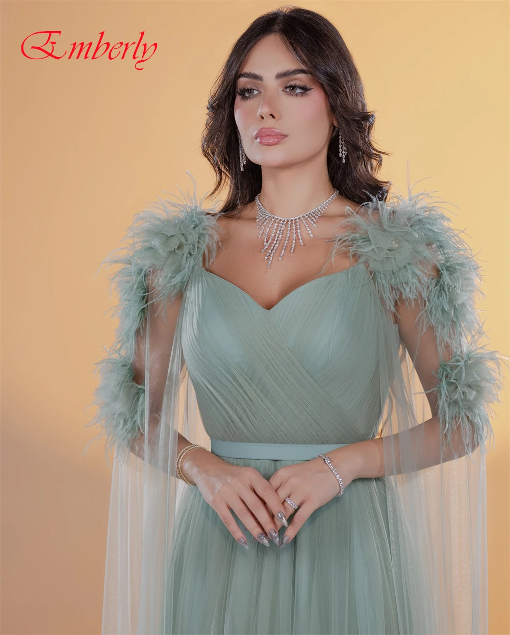 Vestido de noche elegante personalizado con cuello en V y exquisitos vestidos para ocasiones especiales de organza y vestidos de fiesta con plumas de temperamento